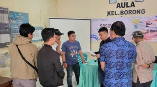 Ketegangan antara pemilik usaha ayam geprek di Jalan Toddopuli, Makassar, dengan warga Kelurahan Borong mencuat. Video ketegangan ini viral di sosial media. Kini, masyarakat mendatangi Kantor Kelurahan Borong untuk menyerahkan tuntutan resmi terkait dugaan gangguan lingkungan dan kenyamanan, Kamis (11/12/2025).