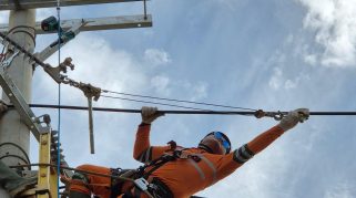 PT PLN (Persero) memastikan sistem kelistrikan di Provinsi Aceh telah pulih sepenuhnya pascabencana. Pemulihan ini ditandai dengan kembali beroperasinya seluruh 20 gardu induk (GI) yang ada di Aceh, sehingga sistem kelistrikan utama kembali normal.